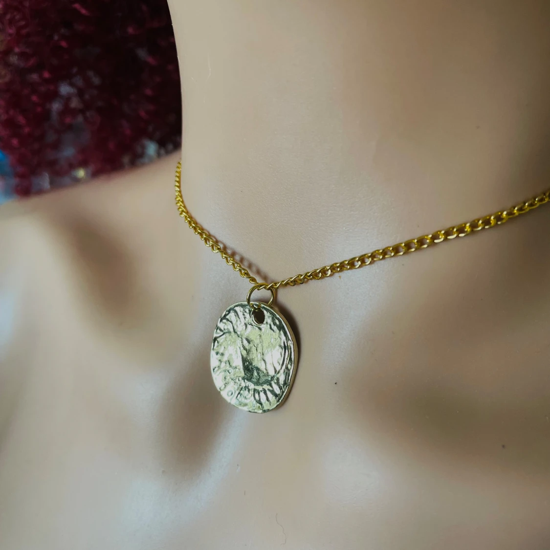 By prisförslag- Guldhalsband med rund berlock - 3