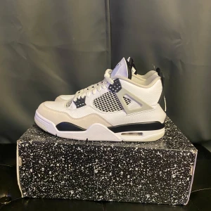 Jordan 4 - Nike air Jordan military black 4or i storlek 43, varsamt använda och i superbra skick. Perfekta nu till sommaren