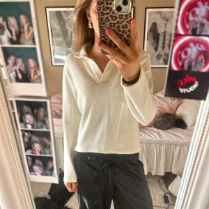 Vit långärmad pikétröja - vit stickad tröja med långa ärmar och krage