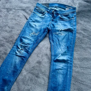 Dondup George 30 - Tjena! Säljer nu dessa riktigt feta dondups med skön tvätt och slitningar i storlek 30. De är i nyskick och det finns inga defekter. Endast jeans medföljer. Skriv vid fler frågor eller bilder!🙌🏽