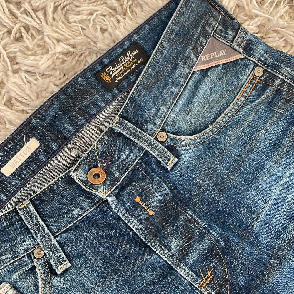 Snygga blå jeans från Replay med en klassisk femficksdesign och knappgylf. Jeansen har en lätt tvättad look och är perfekta för en avslappnad stil. Märkesdetaljer syns på baksidan och insidan av midjan. Storlek waist 29 length 32. Farkut & Housut.