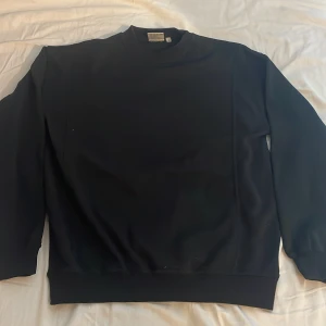 Svart tröja från Graphix - Säljer en stilren svart tröja från Graphix. Tröjan har en klassisk design med långa ärmar och rund hals. Perfekt för en avslappnad look.