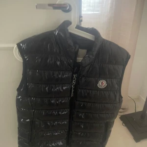 Väst - En vanlig väst simpel och normal i storlek S billig och skön under sommar och vår. Helt ny