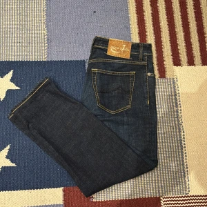Mörkblå jeans från Jacob Cohen - Otroligt snygga jeans från Jacob cohen! Nypris på dessa ligger runt 5000kr men mitt pris är endast 950, går så klart att diskutera vid en snabb affär🤝 Storlek 36, vid frågor är det bara att skriva!