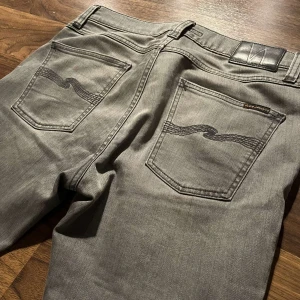 Nudie jeans Lean dean  - Säljer ett par tvär feta nudie jeans i moddelen Lean Dean. Skick: Nyskick nästan nya 9/10✅✅ inga defekter nypris runt 2000kr vårt pris 560kr🤩vid mer eventuella frågor kontakta gärna oss 🤳W29 L32
