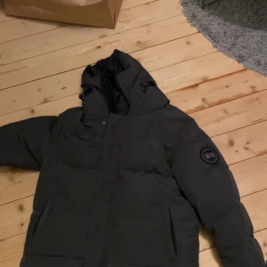 Canada goose black lable storlek M - Säljer nu min vinterjacka de är en Canada Goose black lable storlek M. Inga byten är intressant, köpare står för frakt annars upphämtning i Ljungby. 