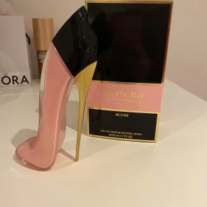 Carolina herrena blush 50ml  - Bild 2 ser man ungefär hur mycket dom finns kvar! Supergod doft säljer pga att jag har för många parfymer! Köpt för 1300 på åhlens. 50 ml