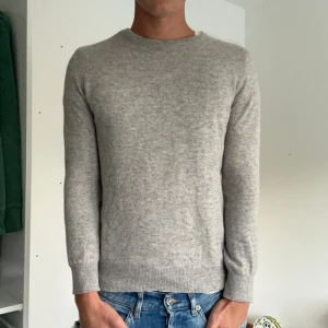 Davida cashmere - Säljer nu denna kashmir tröja ifrån davida cashmere i storlek S kan även passa XS (170-175 cm) Den är utan defekter förutom krympningen. Säljer då den var alldeles för liten för mig. Skriv vid fler frågor eller bilder! Priset kan diskuteras 