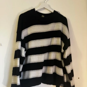 Svart och vit randig tröja - Säljer en svart och vit randig tröja med långa ärmar. Väldigt bekväm mot huden, inte alls stickig