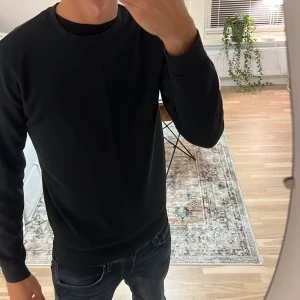 Blå tröja från dressman  - Säljer en tröja från dressman, skick 10/10 inga defekter ingenting, passar till allt! Nypris 699 mitt pris är 199 men går såklart att diskutera🙌