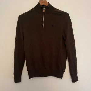 Morris Half zip - Morris halfzip i färgen brun, tröjan är i storlek M. Tröjan har tre defekter vilket du kan se på dem tre sista bilderna. Det låga priset blir pga effekterna på tröjan.