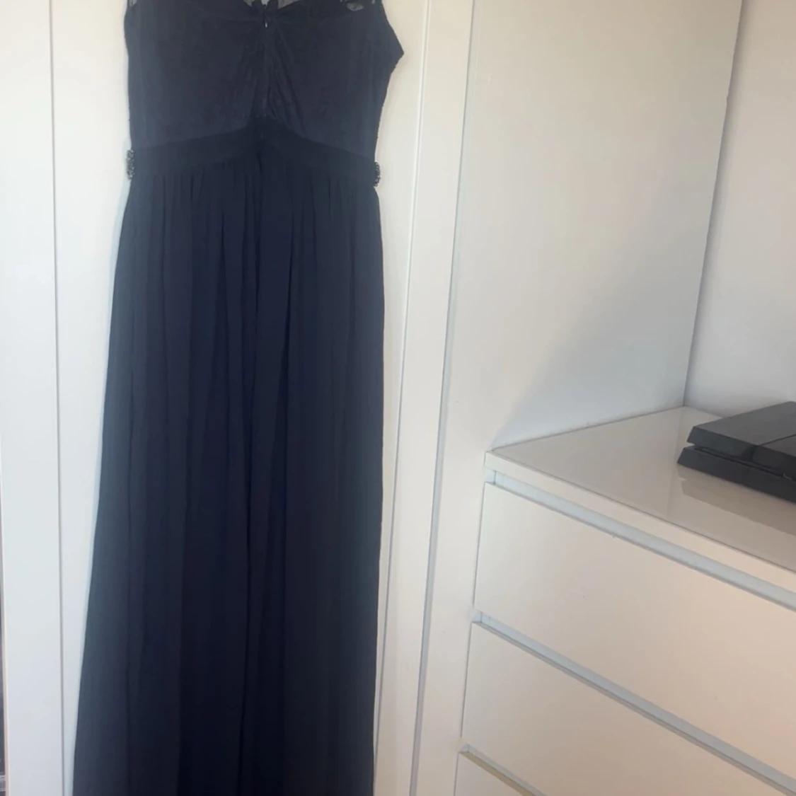 Mörkblå långklänning med spetsdetaljer - 1