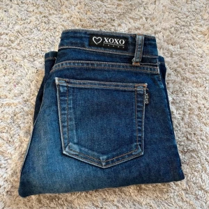 Söta Bootcut jeans - Säljer ett par jättesöta jeans från XOXO💖 De är bootcut med lågmidja💗 Innerbenslängd: 70 cm Postar snabbt⚡️