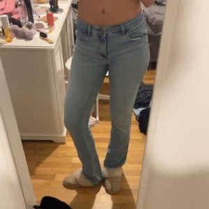 Ljusblå jeans - Bootcut jeans från wrangler, lite slitna nertill men inget man ser. Midjemått 36 cm och innerbensmått 84 cm