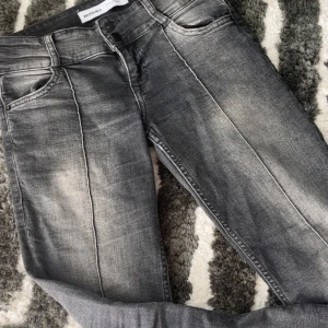 lågmidjade jeans  - Snygga jeans från berschka som är jötte fina rätt så använda men inte mycket som syns🥰