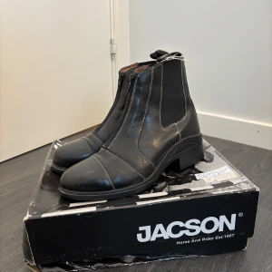 Rid kängor Jacson - Svarta rid kängor från Jacson i storlek 37. Måttligt använda och är i bra skick🖤