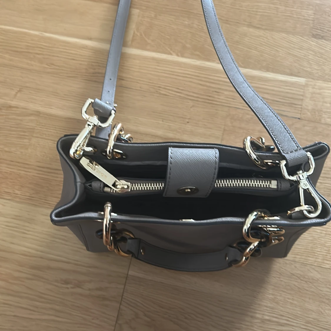 Grå axelväska från Michael Kors - 1