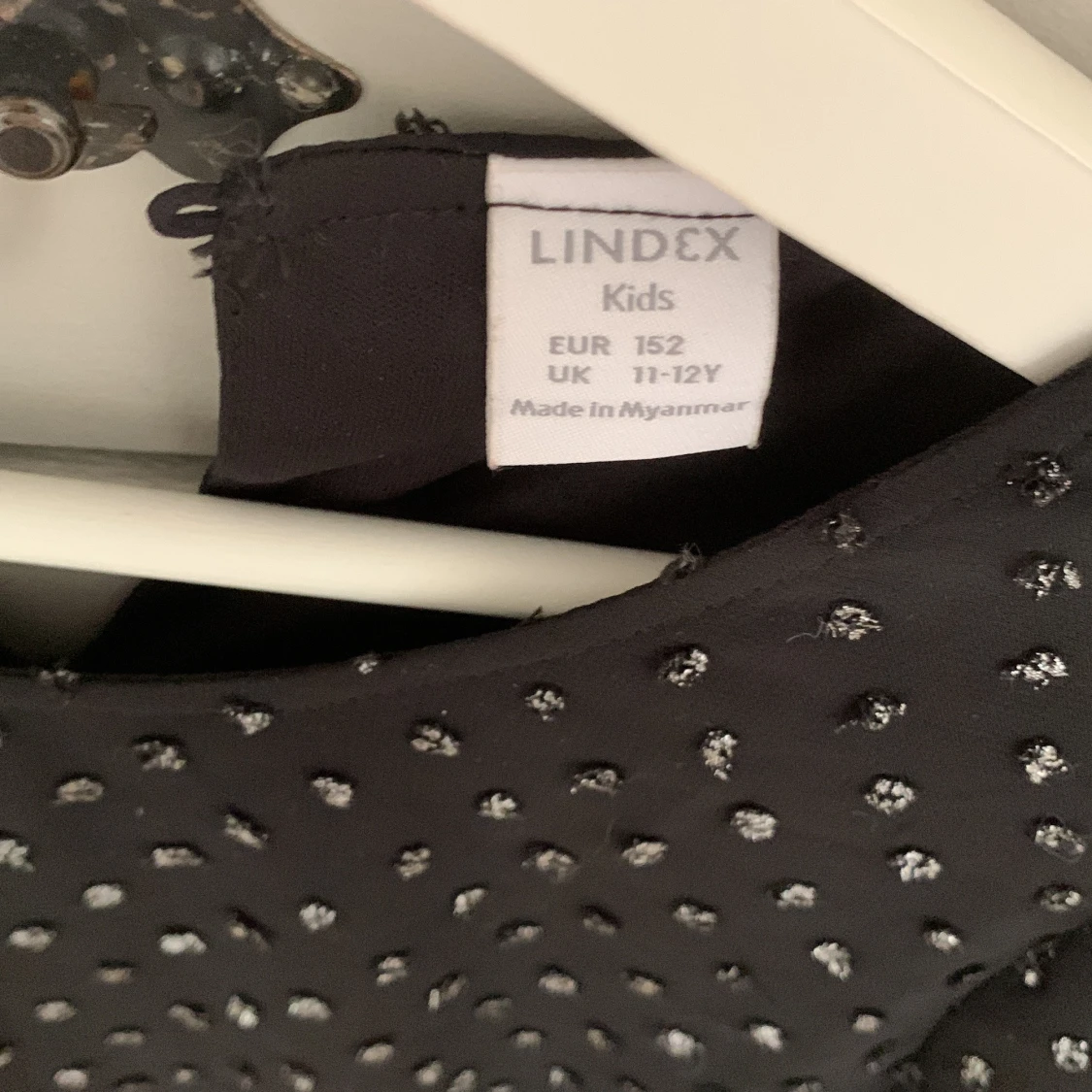 Svart prickig klänning från Lindex - 2