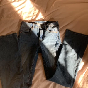 Blå jeans från LAB Industries - Snygga blå jeans från LAB Industries med klassisk femficksdesign och botcut ben. Jeansen har kontrastsömmar och normal passform. Perfekta för dig som gillar en enkel och tidlös look. Tillverkade i slitstarkt denim.