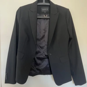 Figursydd kavaj från MQ - Svart figursydd kavaj, köpt på MQ. Nypris 799kr. Aldrig använd 