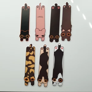 Kattbokmärken – 7-pack - Sju söta bokmärken i form av tecknade katter, perfekta för att göra läsningen roligare! Varje bokmärke har en unik kattdesign med färgglada detaljer. Passar perfekt för dig som älskar böcker och katter.