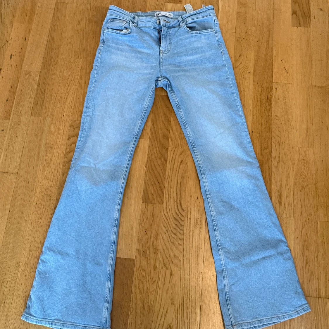 Ljusblå bootcut jeans från Zara