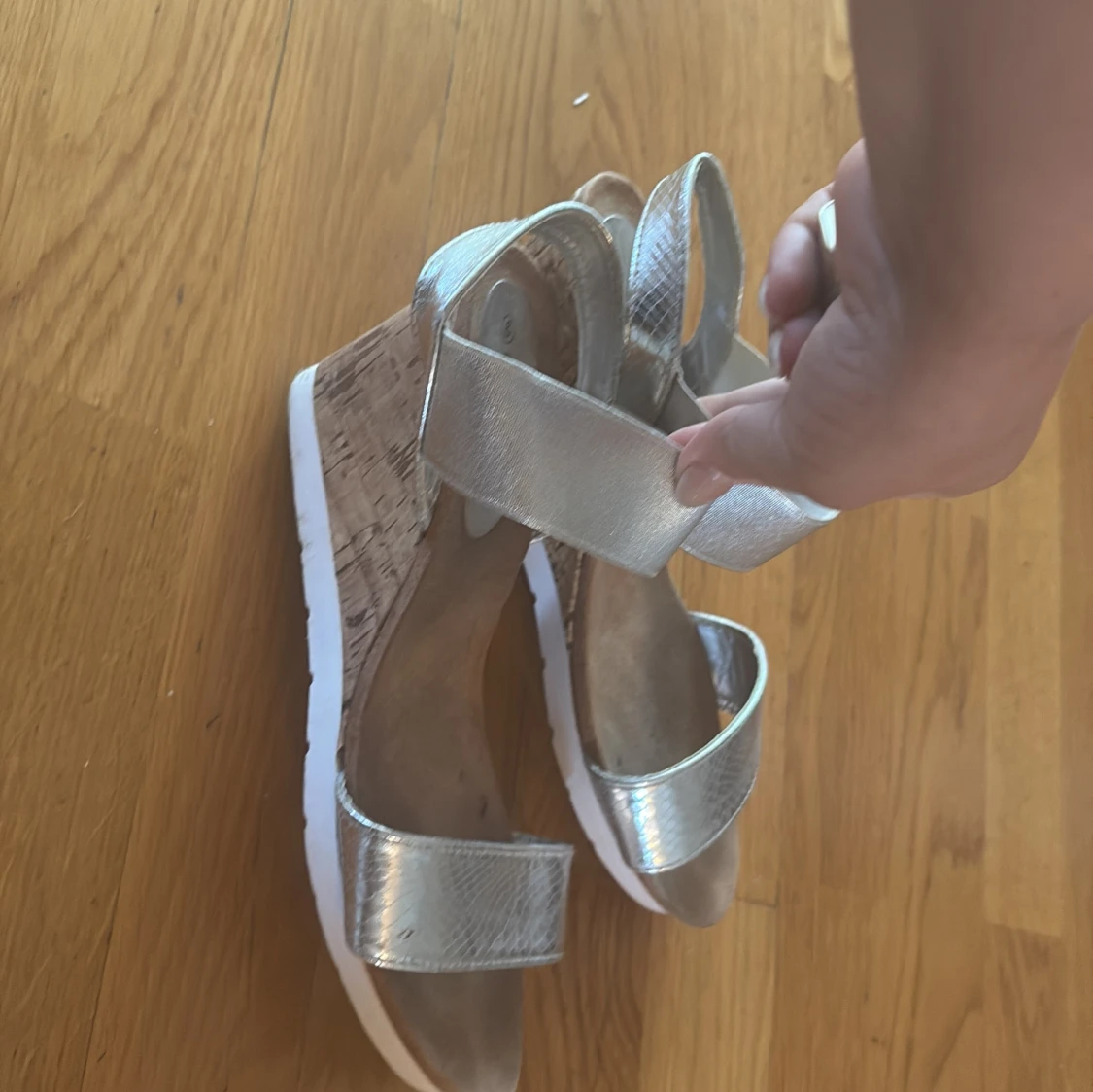 Silvriga sandaler med korkklack - 1