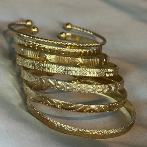 Guld armband nya set 7st  - Jättefina armband set 7 st helt nya, dem är justerbara. Skickar med i en liten presentpåse. (Material guldfärgad metall) Snabb frakt ✨