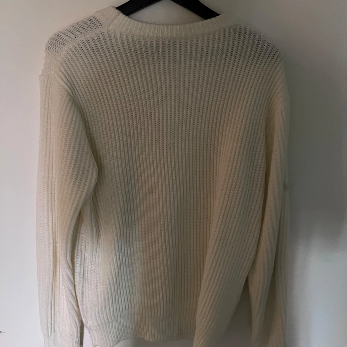 Beige stickad tröja med rund hals - 1