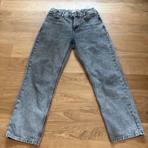 Grå jeans från Grunt med rak passform - Säljer ett par grå tvättade jeans från Grunt med klassisk femficksdesign och rak passform. Jeansen har normal midja och är tillverkade i ett robust bomullstyg. Perfekta för dig som gillar en avslappnad och tidlös look. Även perfekt nu till hösten och vintern