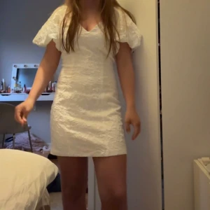 Vit kort klänning med puffärm - Superfin somrig vit klänning🩷endast använd en gång så som ny!!