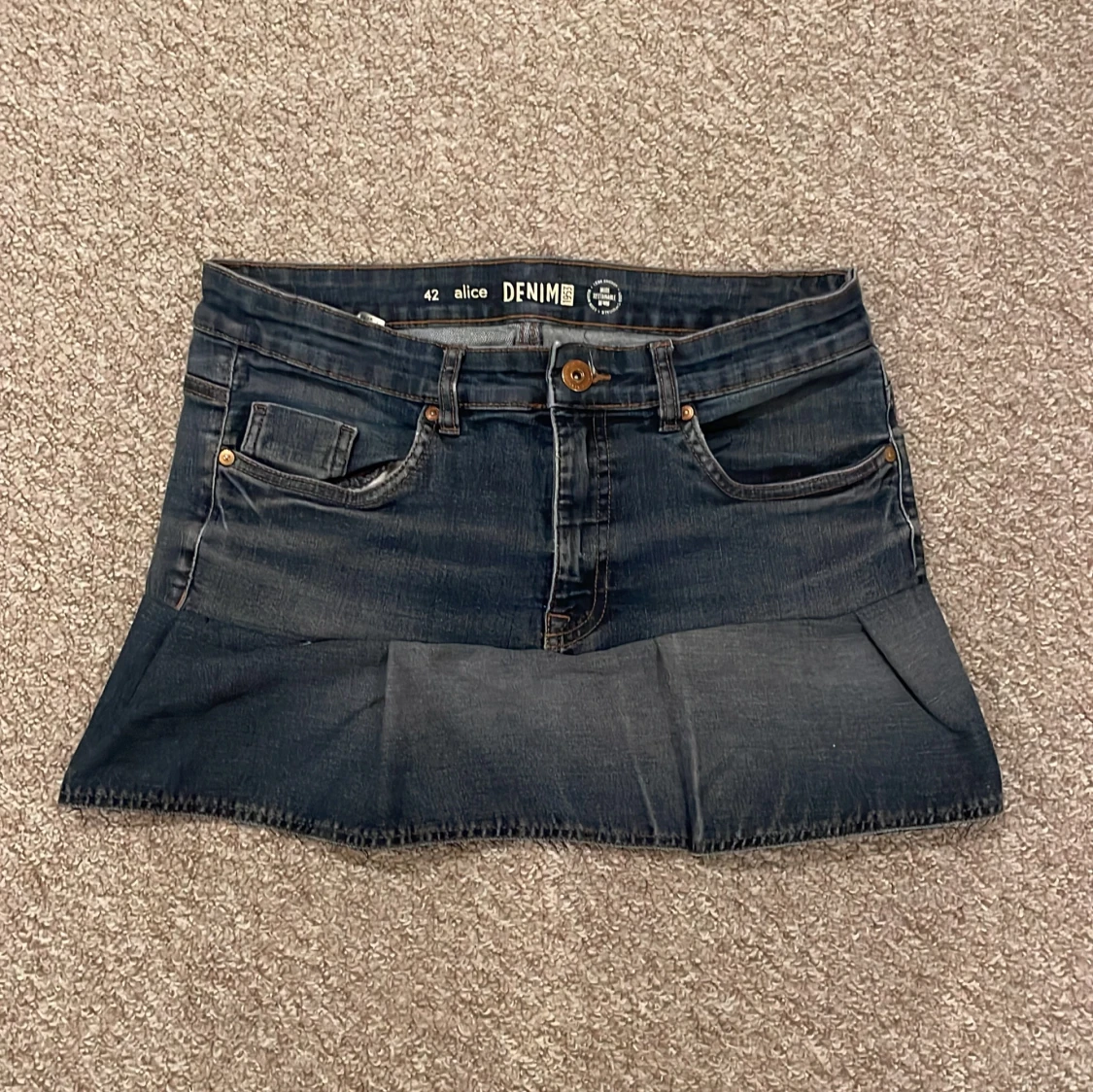 Mörkblå jeanskjol med volang