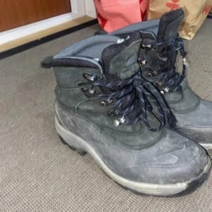 Svarta vinterkängor från Everest - Robusta svarta kängor från Everest med Thinsulate-foder och grov sula för extra grepp. I sista bilden kan ni se att de är lite öppna fram.