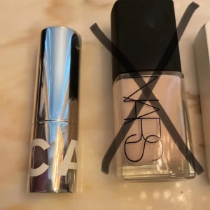 Caia bb stick - Ett bb stick från caia som går att använda både till contour, bronzer eller foundation i färg 40C. Foundationen som är strykt är redan såld så jag säljer bara bb sticket💓