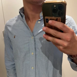 Polo Ralph Lauren skjorta  - Skön ljusblå skjorta i storlek s, väl omhändertagen inga defekter. Skriv för frågor o funderingar (smuts på spegeln sista bilden inte skjortan)