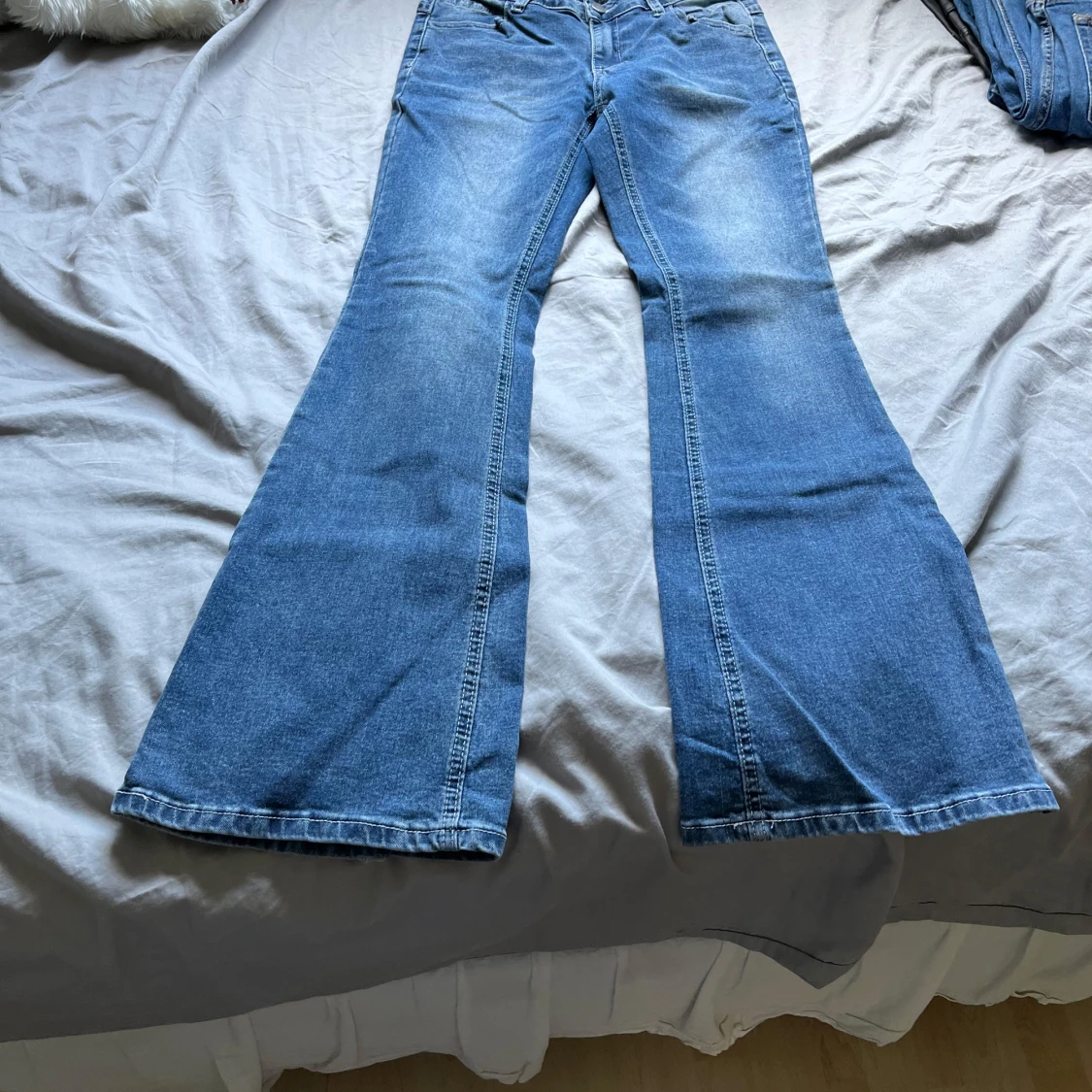 Blå bootcut jeans med utsvängda ben
