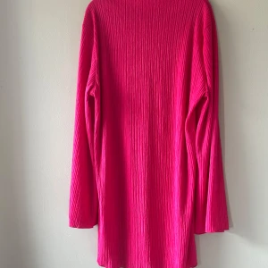 Långärmad klänning XL - Fin rosa klänning, ej figurnära utan mer ”oversized”. Ärmsluten lite bredare för en fin detalj. Denna har aldrig blivit använd.