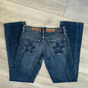 Lågmidjade jeans - Säljer dessa fina jeans pga att dom är alldeles för små för mig. Det står storlek 27 men de är mer som en xxs. Midjemåttet är 36 cm rakt över och innerbenslängden ca 70 cm💞