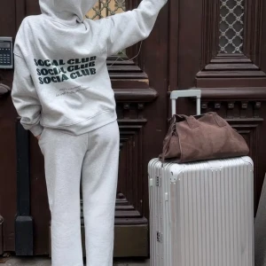 Grå supersköna mjukisar - Ett par gråa skitnice mjukisar från gina. Kommer ej till användning längre så ja säljer vidare dem