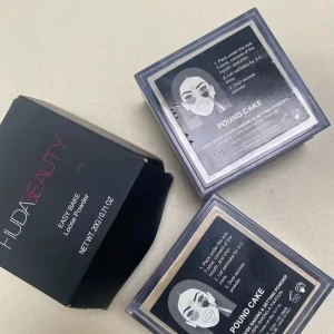 Huda Beauty Easy Bake Loose Powder - Säljer Huda Beauty Easy Bake Loose Powder i nyansen Pound Cake. Puderet kommer i en fyrkantig transparent burk med svart lock och är perfekt för baking och att fixera sminket. Ger en matt finish och har en ljus, neutral ton. 1 kostar 250kr