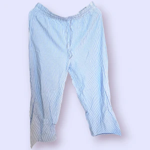 Randiga byxor i storlek L från Stradivarius - Byxorna har resår och snörning i midjan. Aldrig använda.