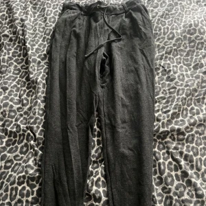 Svarta kostymbyxor från & Other Stories - Svarta kostymbyxor från & Other Stories i storlek S. Byxorna har resår och snörning i midjan, raka ben och mjukt material som känns skönt mot huden. Perfekta för chill dagar eller när du vill vara bekväm men ändå se snygg ut.