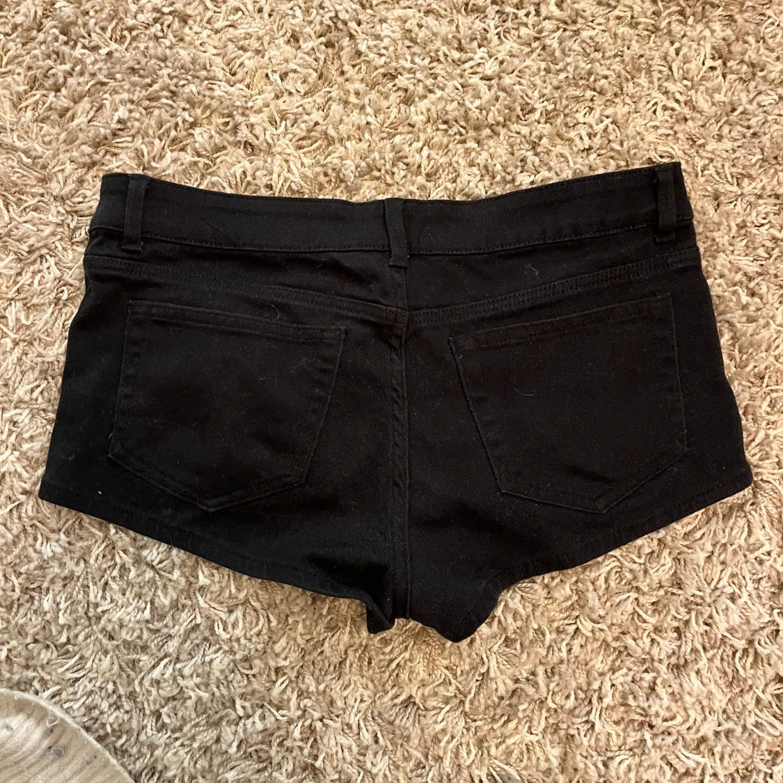 Svarta jeansshorts med låg midja - 1