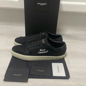 YSL Saint Laurent Skor  - Tja! Säljer nu mina riktigt feta Saint Laurent skor i nyskick, dem är i storlek 42, använda 1 gång, (de som ingår är skorna, box, dustbag och tags ingår vid köp av skon tyvärr finns de inget kvitto!!!!), skriv om ni har några frågor eller funderingar🙌🙌🙌