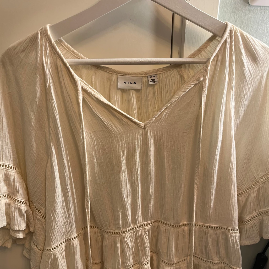 Krämvit blus med volanger från Vila - 2