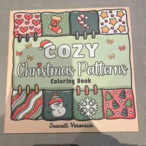Cozy Christmas Patterns Coloring Book - En mysig målarbok fylld med juliga mönster som granar, polkagrisar, snögubbar och paket. Perfekt för dig som vill slappna av och skapa egna färgglada konstverk under vintern. Passar både unga och unga vuxna som älskar kreativitet och julstämning. Nypris 150kr (bokhandel i tyskland). Oanvänd. Först till kvarn! 