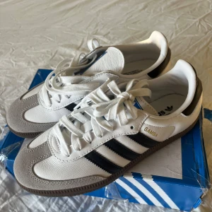 Adidas Samba vit/svart strl 36 - Klassiska Adidas Samba sneakers i storlek 36. Köpte i fel storlek så är helt nya utan prislapp! 