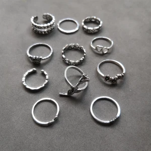 11 st vintage stil ringar  - 11 st ringar med olika former och mönster. Materialet är alloy. (217)