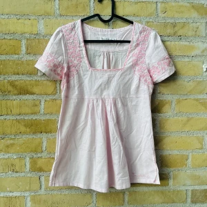 Bondelid rosa blus, tunika bomullsblus broderad S - Söt, ljusrosa bomullsblus med broderier storlek S. Bondelid.   Mätt från armhåla till armhåla: 45 cm..Längd: 64   Fint skick.