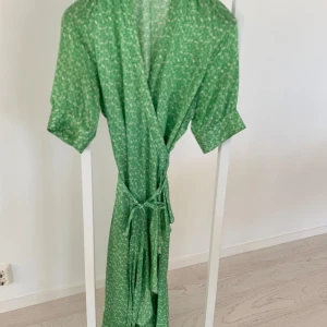 Rodebjer klänning strl M  - Underbar klänning från Rodebjer  Strl M  52% viskos, 48% rayon  Väldigt fin!  Djur och rökfritt hem